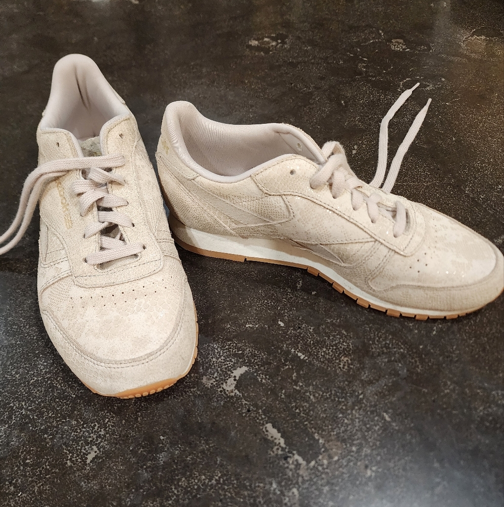 Women's Reebok 6.5 sneakers Light neutral color with suede & snake print shimmer